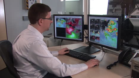 Ein-Wettervorhersager-Des-Nationalen-Wetterzentrums-Verwendet-Dopplerradar