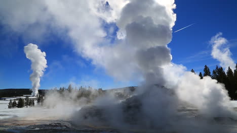 Eine-Geothermische-Region-Im-Yellowstone-Nationalpark-Im-Winter-1