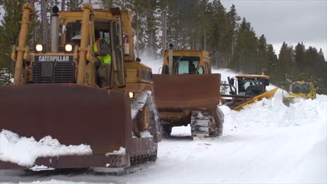 Snowplows-Clear-Roads-In-Yellowstone-National-Park
