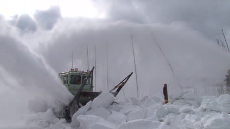 Snowplows-Clear-Roads-In-Yellowstone-National-Park-2