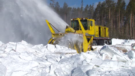 Snowplows-Clear-Roads-In-Yellowstone-National-Park-3