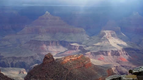 Ein-Wunderschöner-Zeitraffer-Des-Grand-Canyon-Mit-Einem-Sturm,-Der-1-Passing-Vorbeizieht