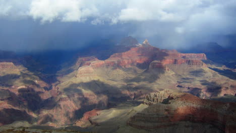 Ein-Wunderschöner-Zeitraffer-Des-Grand-Canyon-Mit-Einem-Sturm,-Der-3-Vorbeizieht