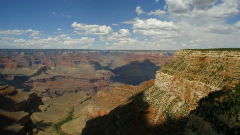 Ein-Schöner-Zeitraffer-Des-Grand-Canyon-Mit-Einem-Vorbeiziehenden-Sturm