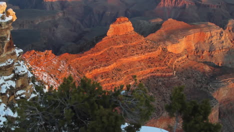 Eine-Langsame-Neigung-Zum-Rand-Des-Grand-Canyon-Bei-Sonnenuntergang-Oder-Sonnenaufgang