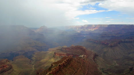 Ein-Wunderschöner-Zeitraffer-Des-Grand-Canyon-Mit-Einem-Sturm,-Der-7-Vorbeizieht