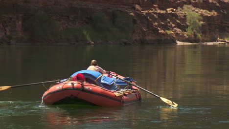 White-Water-Rafters-Navigate-The-Grand-Canyon-1