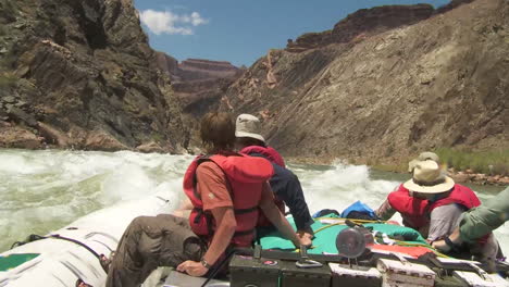 Pov-Von-Wildwasser-Rafter-Navigieren-Durch-Den-Grand-Canyon-2