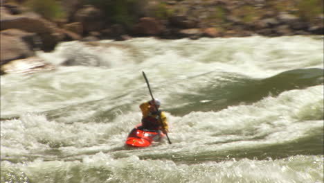 Wildwasser-Kajakfahrer-Navigiert-Den-Grand-Canyon-4