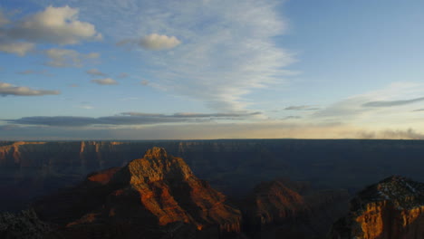 Eine-Wunderschöne-Zeitrafferaufnahme-Des-Grand-Canyon-Mit-Wolken-2