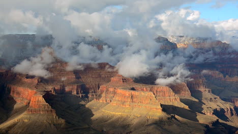 Ein-Wunderschöner-Zeitraffer-Des-Grand-Canyon-Mit-Einem-Sturm,-Der-8-Vorbeizieht