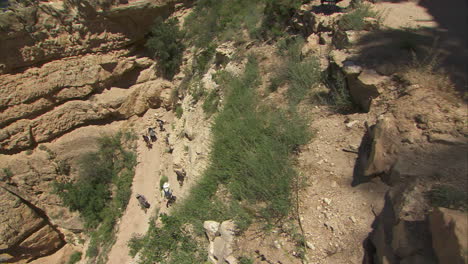 Blick-Aus-Der-Vogelperspektive-Auf-Ranger,-Die-Eine-Wandergruppe-Im-Grand-Canyon-Führen