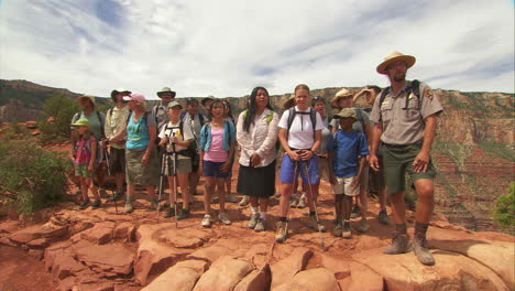 Ein-Nationalpark-Ranger-Führt-Eine-Schultour-Durch-Den-Grand-Canyon