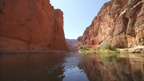 Schöne-Pov-Aufnahme-Auf-Dem-Colorado-Fluss-Durch-Den-Grand-Canyon