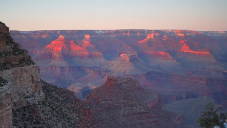 Toma-Panorámica-Del-Borde-Del-Gran-Cañón-Al-Amanecer-O-Al-Atardecer-En-Invierno