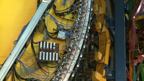 En-El-Laboratorio-Nacional-De-Aceleradores-Fermilab,-Científicos-Trabajan-En-Física-De-Partículas-De-Alta-Energía-2