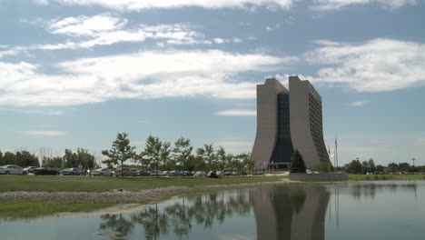 En-El-Laboratorio-Nacional-De-Aceleradores-Fermilab,-Científicos-Trabajan-En-Física-De-Partículas-De-Alta-Energía-14