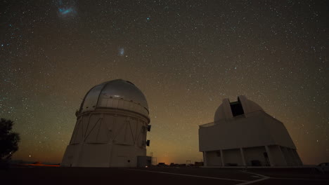 Hermosa-Foto-De-Timelapse-De-Un-Observatorio-En-La-Noche