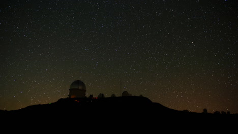 Hermosa-Foto-De-Timelapse-De-Un-Observatorio-En-La-Noche-1