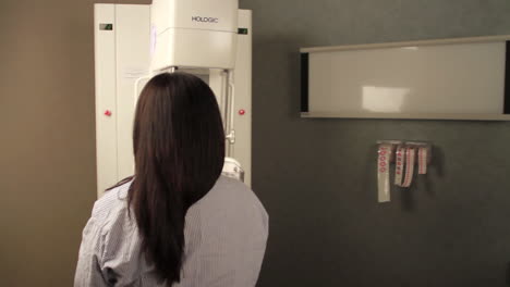 Eine-Frau-Erhält-Eine-Digitale-Mammographie