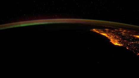 Die-Internationale-Raumstation-Fliegt-über-Die-Aurora-Borealis-2