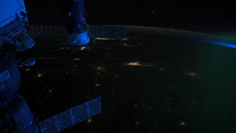 Die-Internationale-Raumstation-Fliegt-über-Die-Aurora-Borealis-3