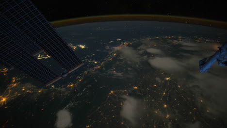 Die-Internationale-Raumstation-Fliegt-Nachts-über-Die-Erde-Mit-Stürmen-Und-Blitzeinschlägen-Sichtbar