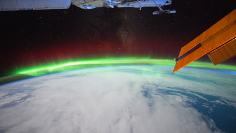 Die-Internationale-Raumstation-Fliegt-über-Die-Erde-Mit-Aurora-Borealis-Sichtbar