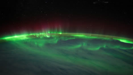 Die-Internationale-Raumstation-Fliegt-über-Die-Erde-Mit-Aurora-Borealis-Sichtbar-1