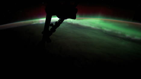 Die-Internationale-Raumstation-Fliegt-über-Die-Erde-Mit-Aurora-Borealis-Sichtbar-3