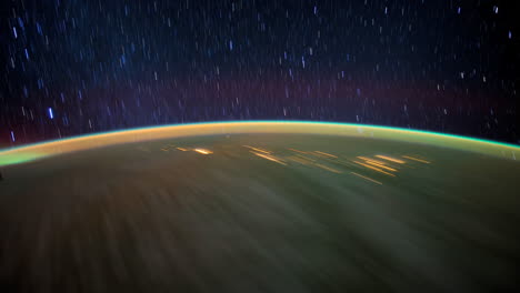 Die-Internationale-Raumstation-Fliegt-über-Die-Erde-Mit-Sternen-Sichtbarem-Hintergrund