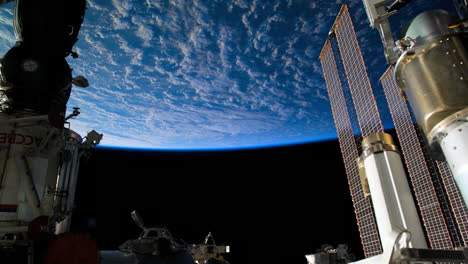 The-International-Espacio-Station-Flies-Over-The-Earth-3
