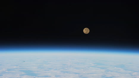 La-Luna-Se-Pone-Sobre-La-Tierra-Vista-Desde-La-Estación-Espacial-Internacional