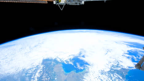 Die-Internationale-Raumstation-Fliegt-Am-Tag-4-über-Die-Erde