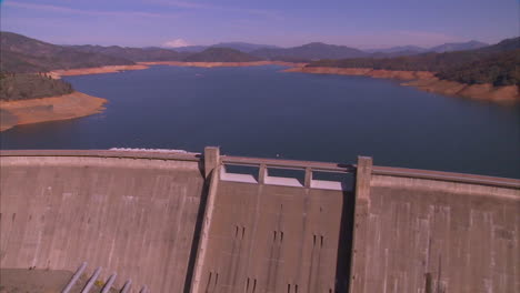 Antenne-über-Dem-Shasta-Staudamm-In-Nordkalifornien