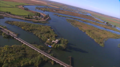 Antena-Sobre-Un-Barco-En-El-Sacramento-O-American-Río-En-California-2