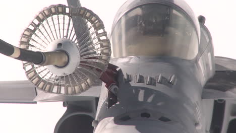 A-Us-Navy-F18-Refuels-In-Midair-1