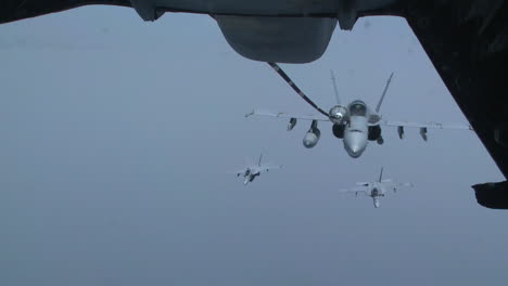 A-Us-Navy-F18-Refuels-In-Midair-4