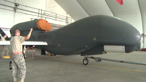 US-amerikanische-Drohnenüberwachungsflugzeuge-Werden-Auf-Einer-Nicht-Genannten-Militärbasis-In-Südasien-Ausgerollt-3