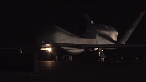 El-Avión-De-Vigilancia-Con-Drones-Rq4-Se-Despliega-Por-La-Noche-En-Una-Base-Militar-Estadounidense-No-Revelada.