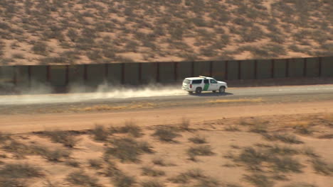 La-Frontera-De-Estados-Unidos-Y-La-Protección-Aduanera-Patrullan-La-Frontera-De-México-Con-Vehículos