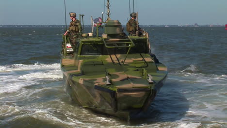 Los-Barcos-De-Mando-Fluviales-Salen-De-Un-Portaaviones-Con-Un-Equipo-De-Ataque-A-Bordo-2