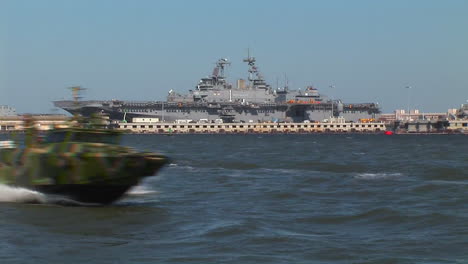 Los-Barcos-De-Mando-Fluviales-Salen-De-Un-Portaaviones-Con-Un-Equipo-De-Ataque-A-Bordo-3