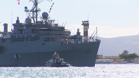 El-Buque-De-Desembarco-De-Muelle-De-Clase-De-Whidbey-Island-Que-Llega-Al-Puerto-De-Hawaii