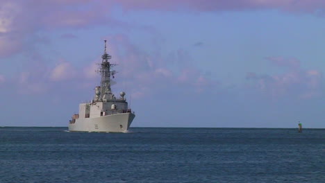 Der-Irokesen-Lenkflugkörperzerstörer-Der-Kanadischen-Marine-Segelt-In-Der-Nähe-Von-Hawaii