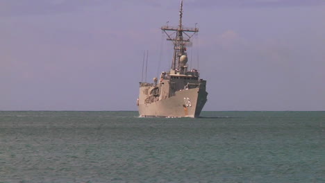 Eine-Royal-Australian-Navy-Lenkflugkörperfregatte-Segelt-In-Der-Nähe-Von-Hawaii-2