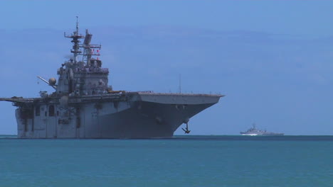 Ein-Us-flugzeugträger-Bonhomme-Richard-Segelt-In-Den-Hafen-In-Der-Nähe-Von-Hawaii