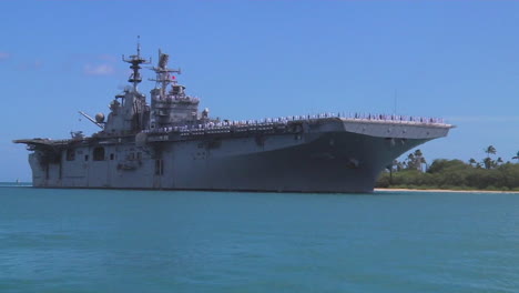 Ein-Us-flugzeugträger-Bonhomme-Richard-Segelt-In-Den-Hafen-In-Der-Nähe-Von-Hawaii-1