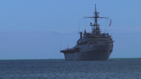 El-Muelle-De-Transporte-Anfibio-Clase-Austin-Uss-Cleveland-Navega-Cerca-De-Hawaii