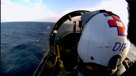 Pov-Shot-De-Un-Avión-De-Combate-Despegando-De-Un-Portaaviones